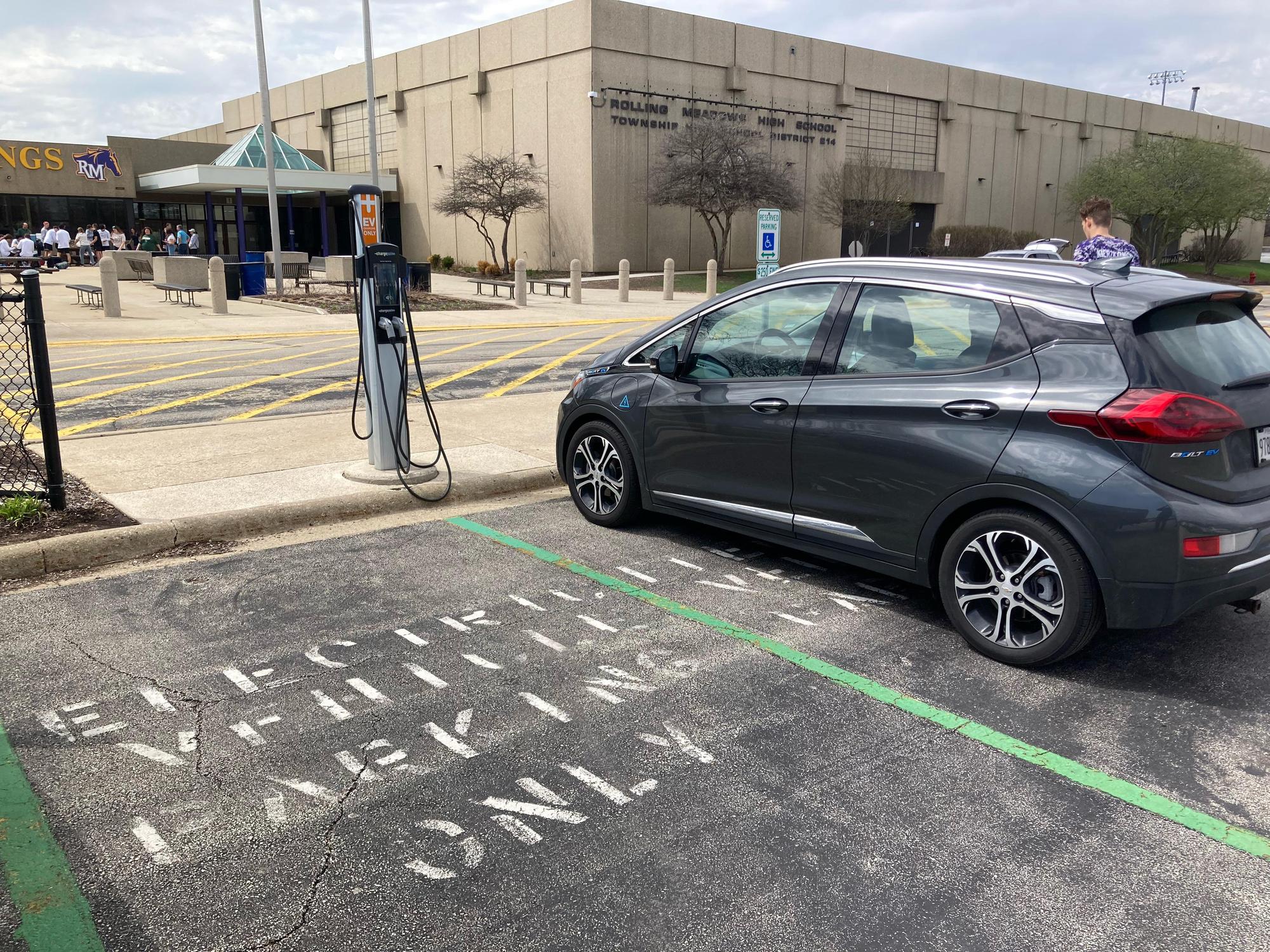 Rolling Meadows High School Rolling Meadows, IL EV Station