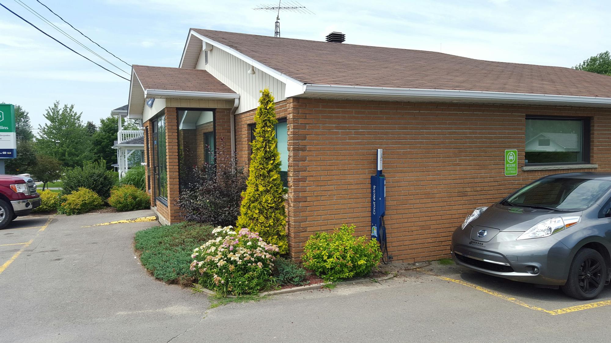 Racine Caisse populaire Desjardins Racine, QC EV Station
