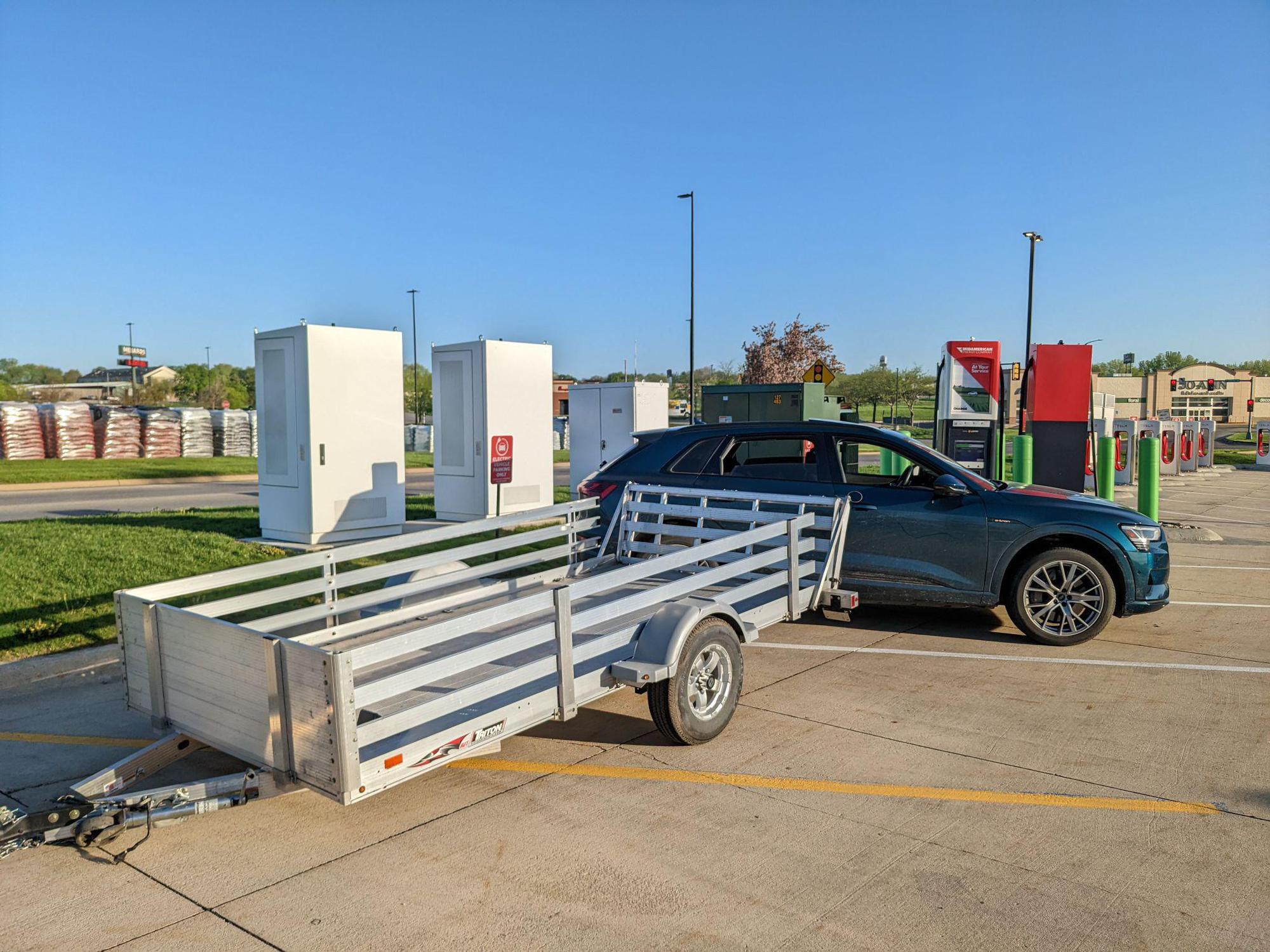 HyVee (1) Waterloo, IA EV Station