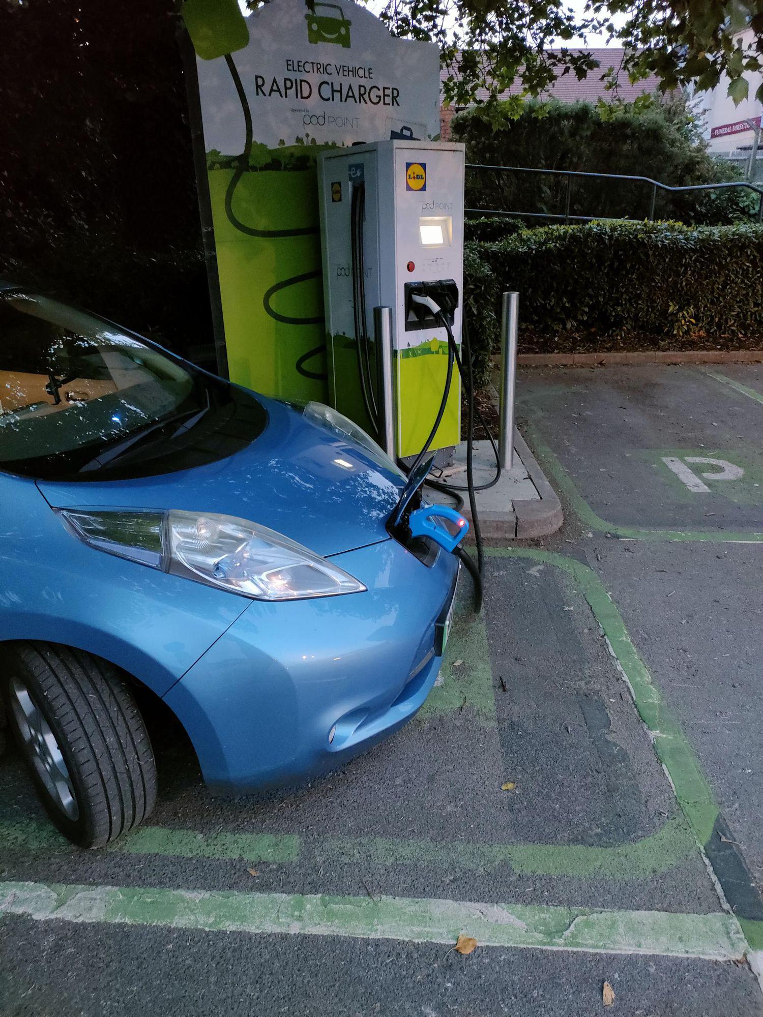 Lidl Farnham Dogflud Way, Farnham, GU9 7SW, United Kingdom EV Station