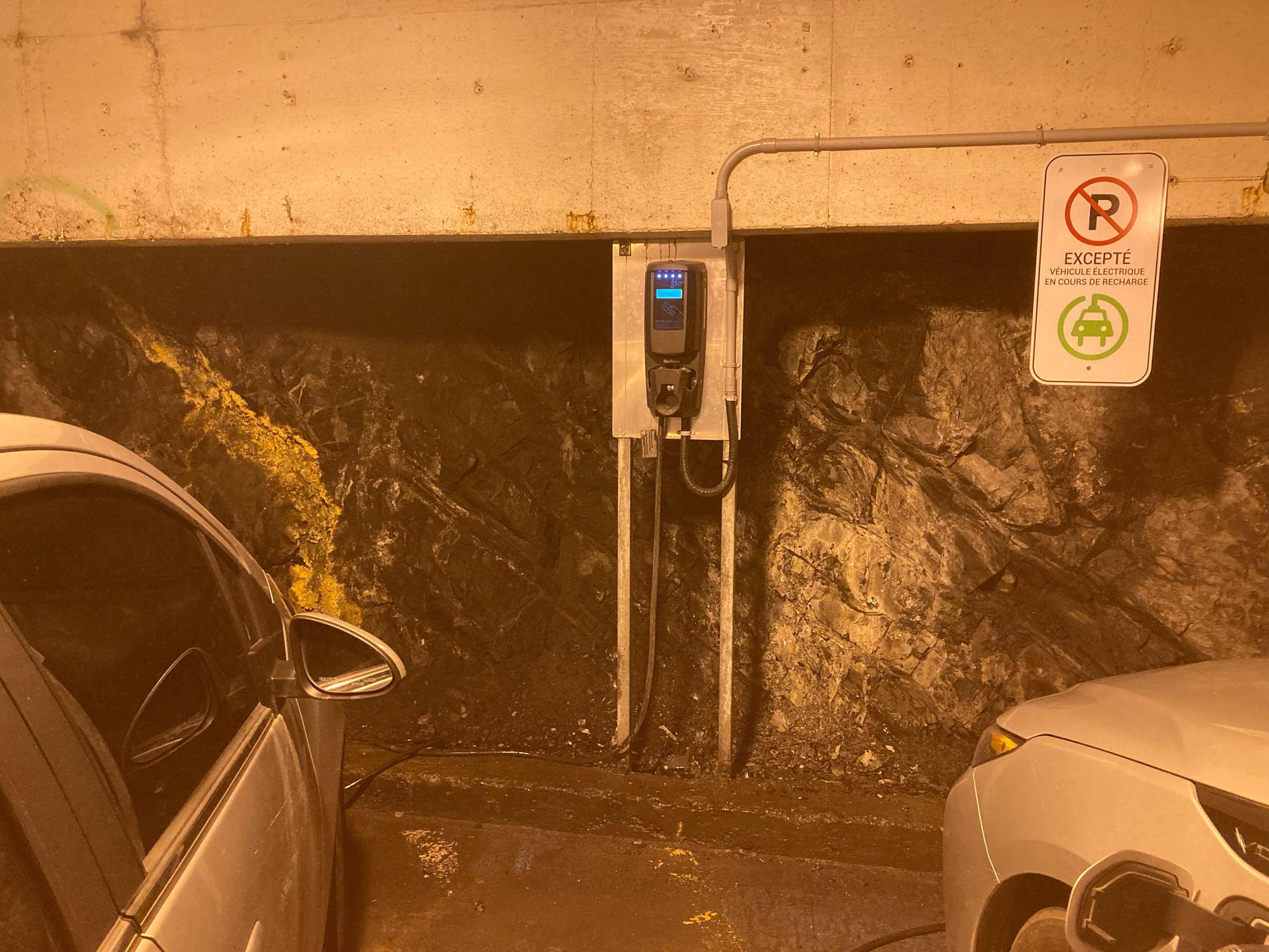 Stationnement Place D’Youville Québec, QC EV Station