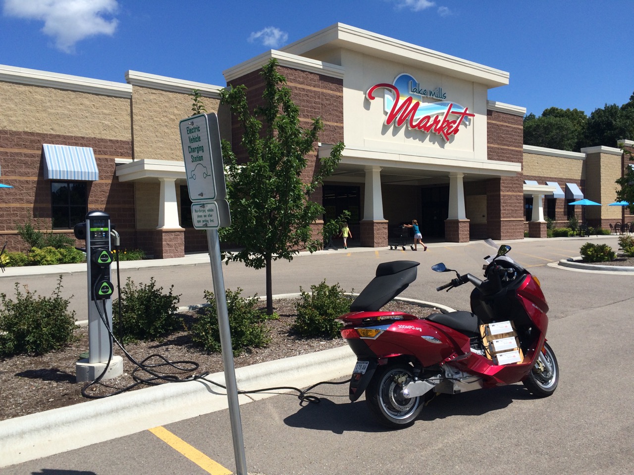 Lake Mills Market Lake Mills, WI EV Station
