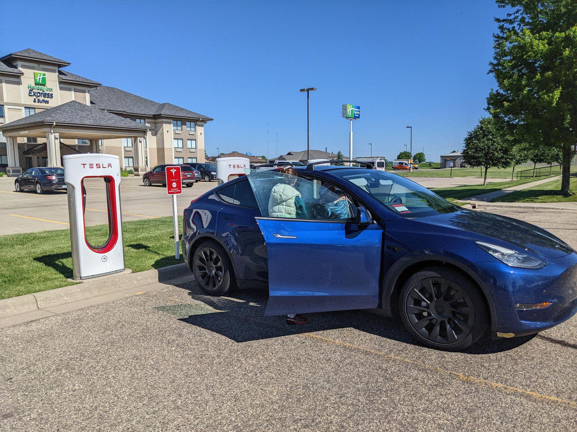 HyVee Grocery Store Worthington, MN EV Station