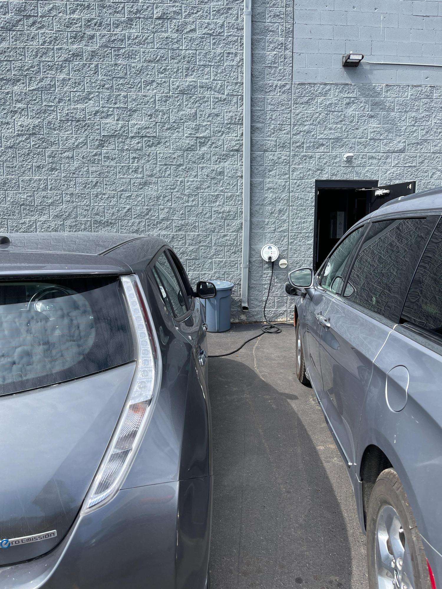 LaFontaine Chrysler Dodge Jeep Ram of Fenton Fenton, MI EV Station