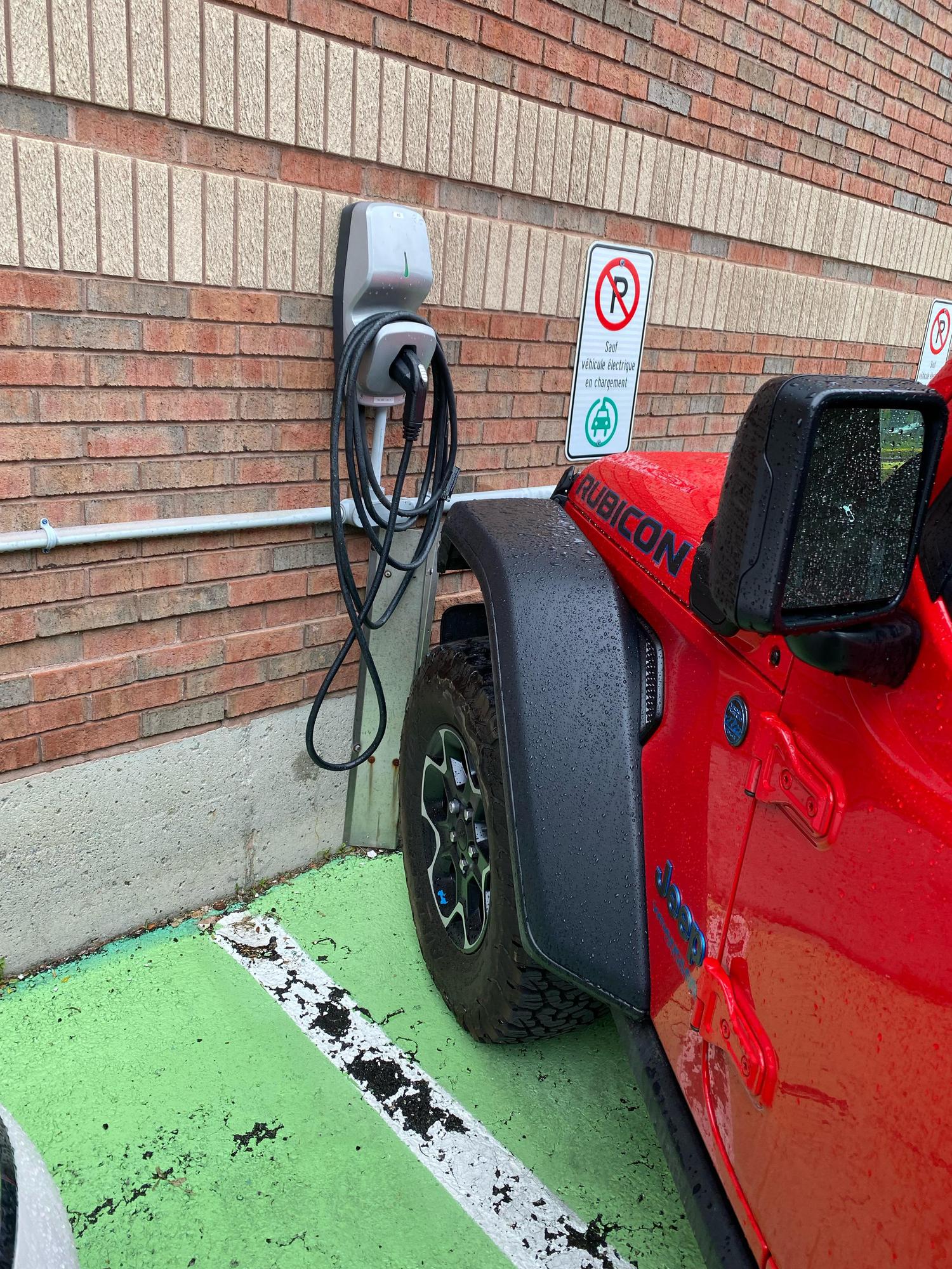 Safran Montréal Kirkland, QC EV Station