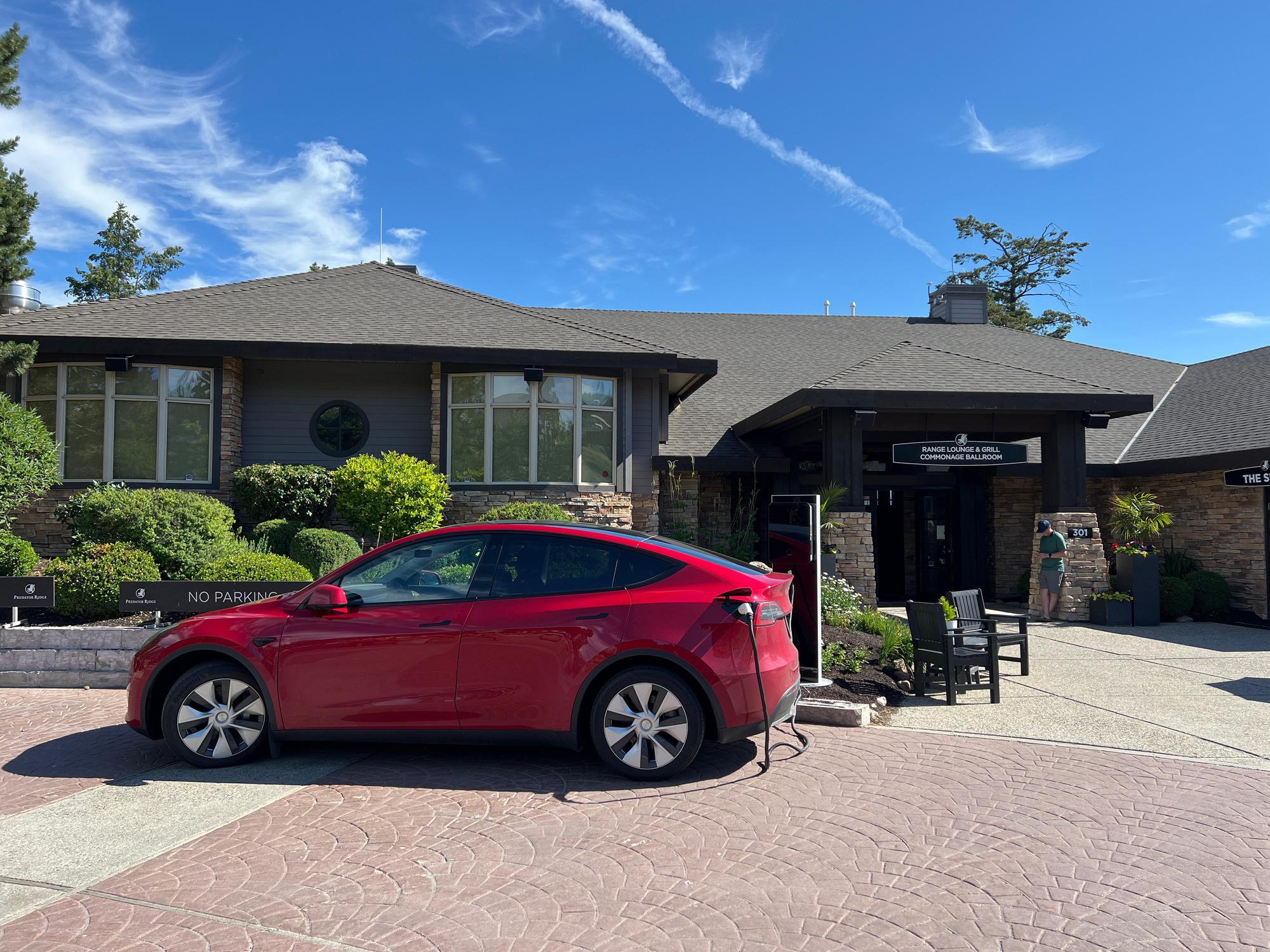 Range Lounge & Grill at Predator Ridge Vernon, BC EV Station
