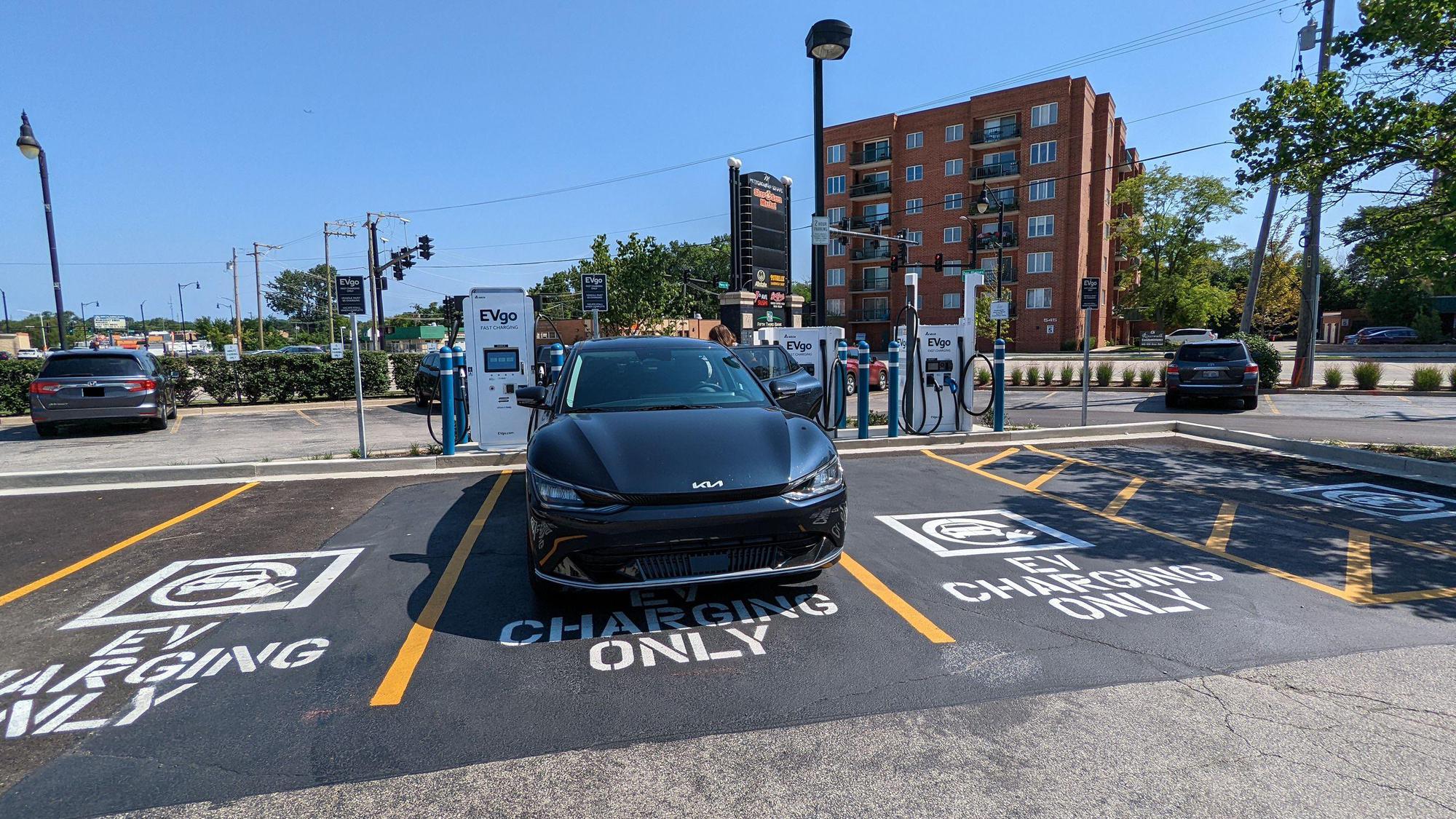 Metropolitan Square Des Plaines, IL EV Station