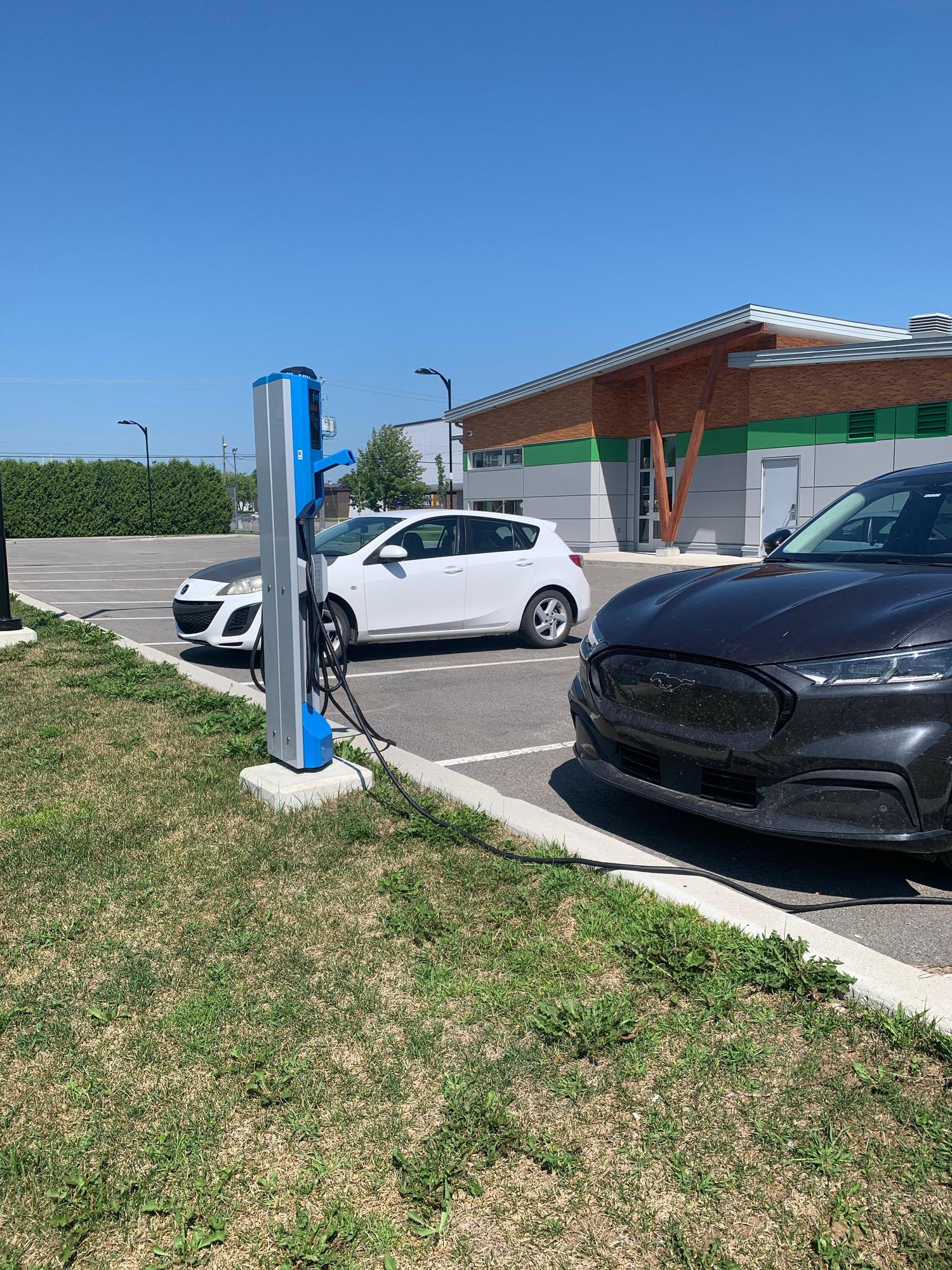 Patinoire Bleu Blanc Rouge Joliette, QC EV Station