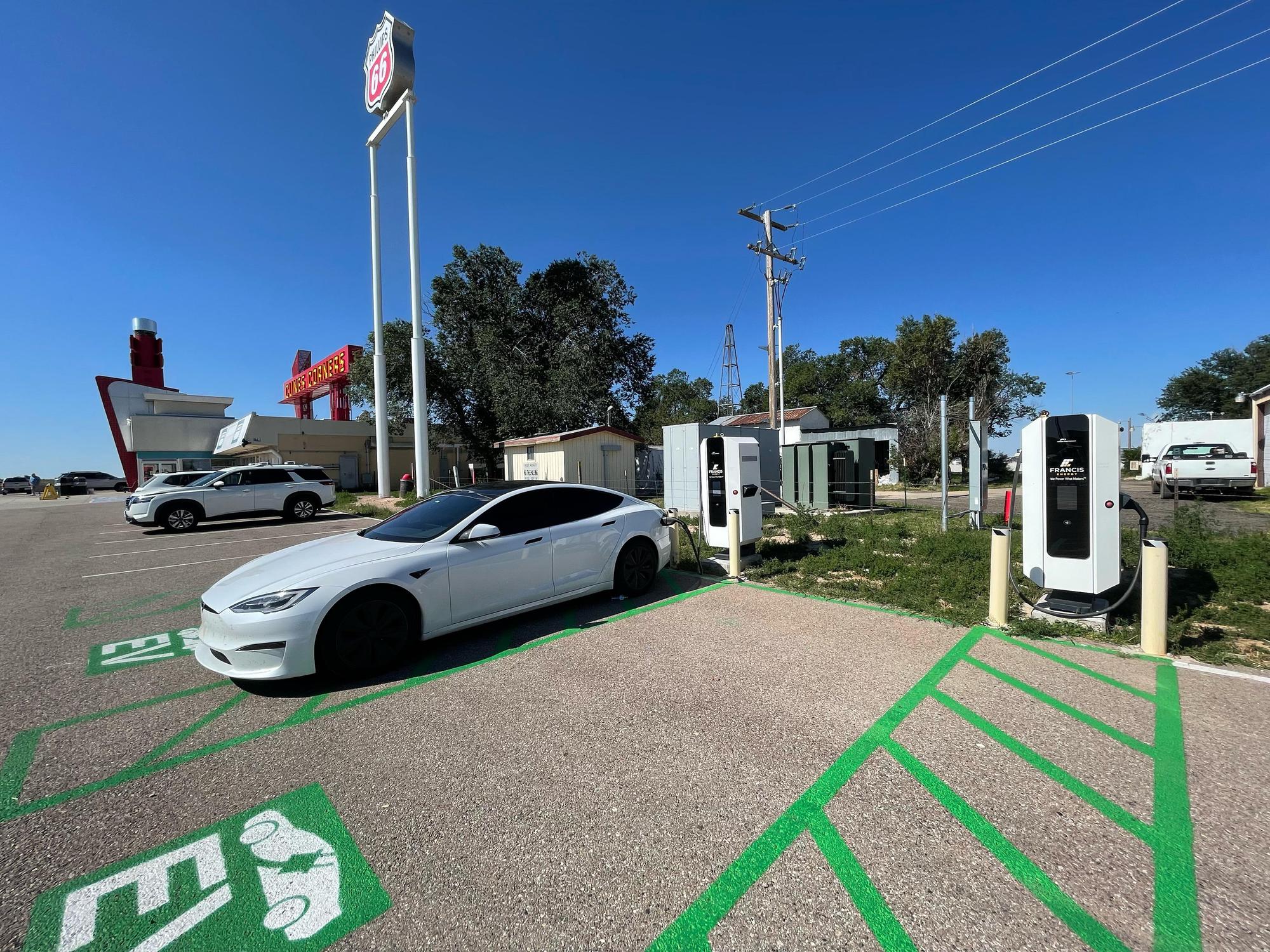 Clines Corners Travel Center (1) Clines Corners, NM EV Station