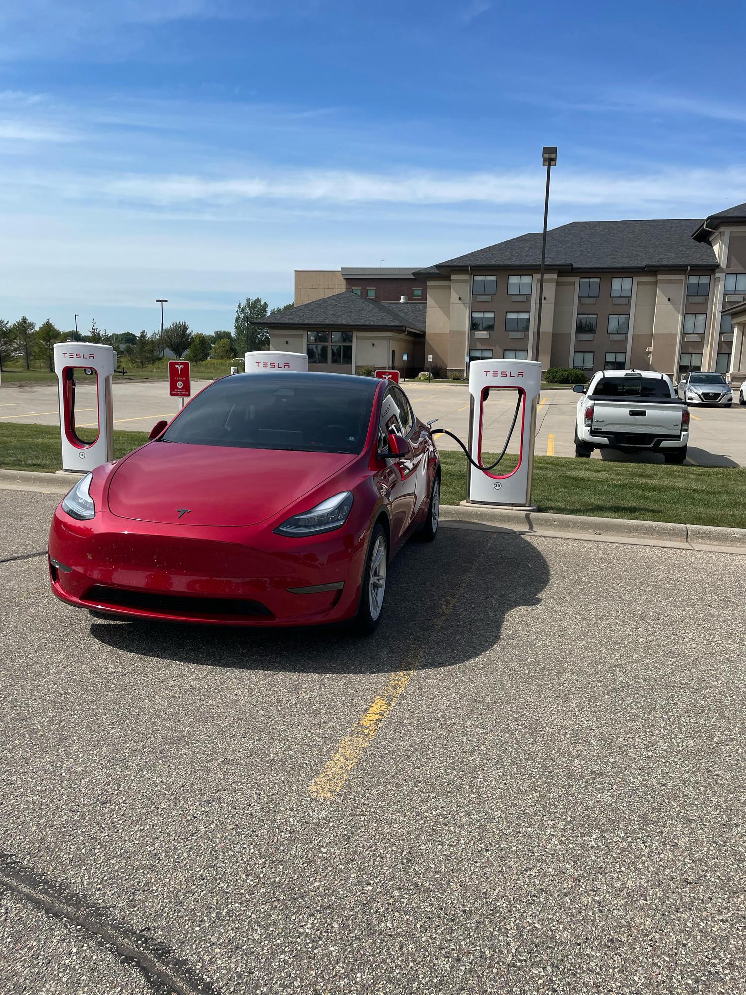 HyVee Grocery Store Worthington, MN EV Station